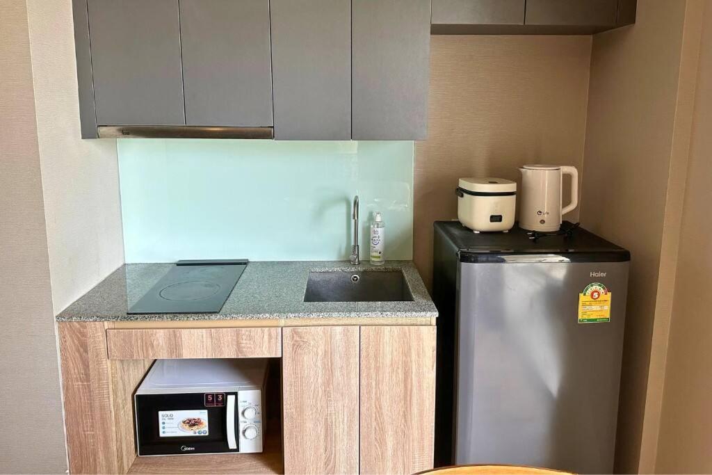 Studio 1br Pool Gym Wifi 5 Mins From Sathorn Apartment